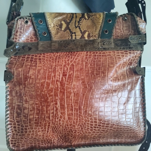 Unique, one of a kind, leather and snake skin messenger bag by Novi Sudiono. - Picture 3 of 15